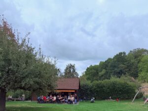 Mehr über den Artikel erfahren Sommerfest bei herbstlichen Temperaturen